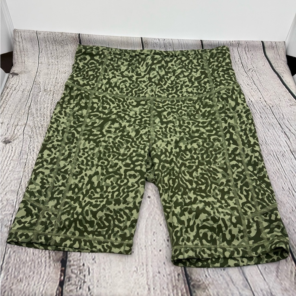 ✨EUC ATHLETA Ultimate Stash II 7" Shorts in Clouded Leopard, size M.